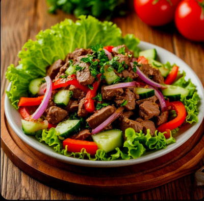 Салат с куриной печенью и свежими овощами