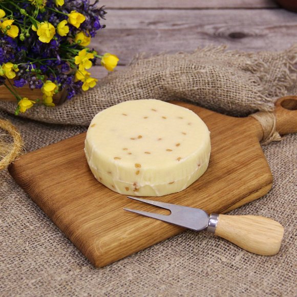 Сыр с пажитником Фермерская артель Сельский пир на доске Маматаки